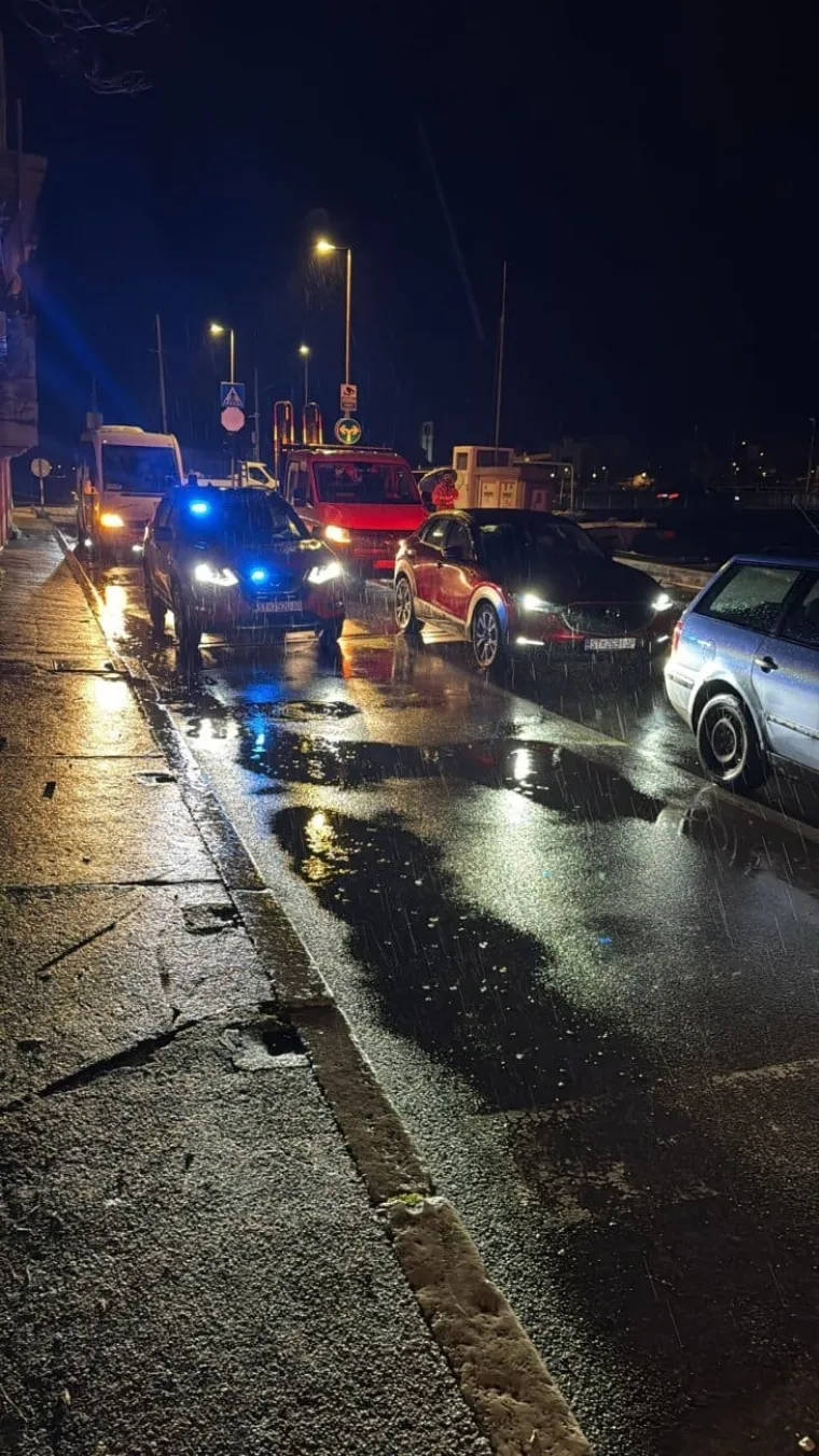 Žestoko nevrijeme pogodilo Dalmaciju: Posebno ozbiljno u Omi&scaron;u, poplavljen dio grada