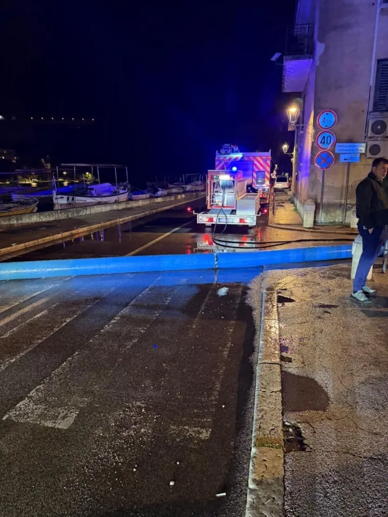 Žestoko nevrijeme pogodilo Dalmaciju: Posebno ozbiljno u Omi&scaron;u, poplavljen dio grada