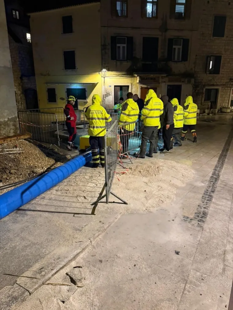 Žestoko nevrijeme pogodilo Dalmaciju: Posebno ozbiljno u Omi&scaron;u, poplavljen dio grada