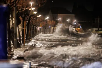 Žestoko nevrijeme pogodilo Dalmaciju: Posebno ozbiljno u Omi&scaron;u, poplavljen dio grada