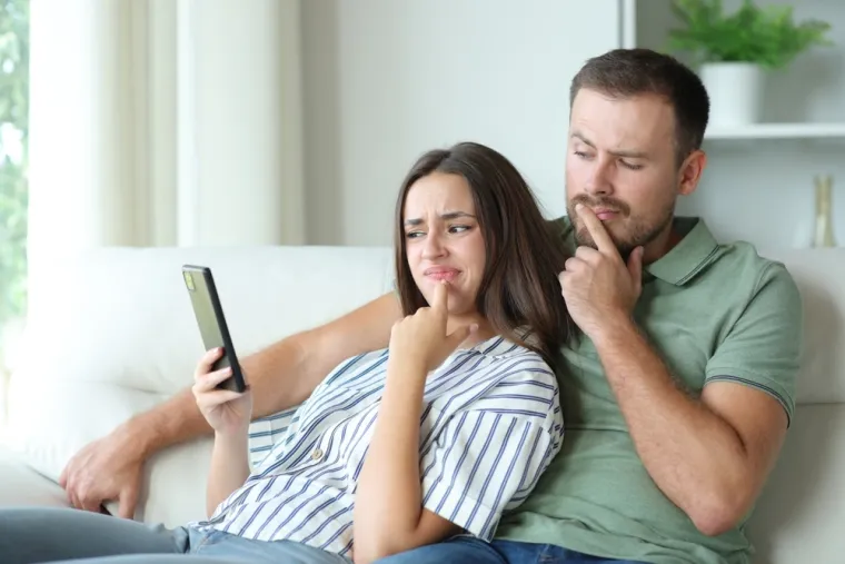 Naučite izbjeći čestu zamku: Dru&scaron;tvene mreže mogu utjecati na va&scaron; odnos s partnerom