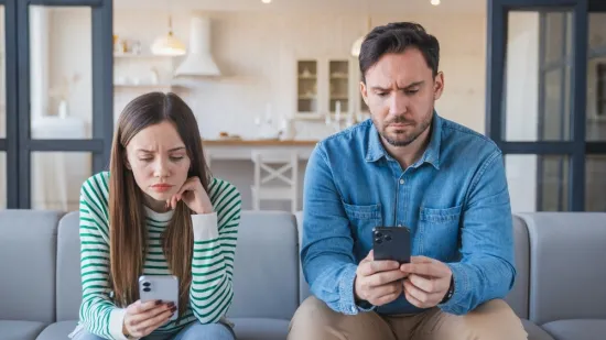 Naučite izbjeći čestu zamku: Dru&scaron;tvene mreže mogu utjecati na va&scaron; odnos s partnerom