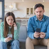 Naučite izbjeći čestu zamku: Dru&scaron;tvene mreže mogu utjecati na va&scaron; odnos s partnerom