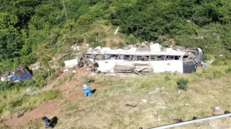 Stra&scaron;na autobusna nesreća: Poginulo četvero ljudi, putnici jo&scaron; zatočeni u zgužvanom limu