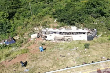 Stra&scaron;na autobusna nesreća: Poginulo četvero ljudi, putnici jo&scaron; zatočeni u zgužvanom limu