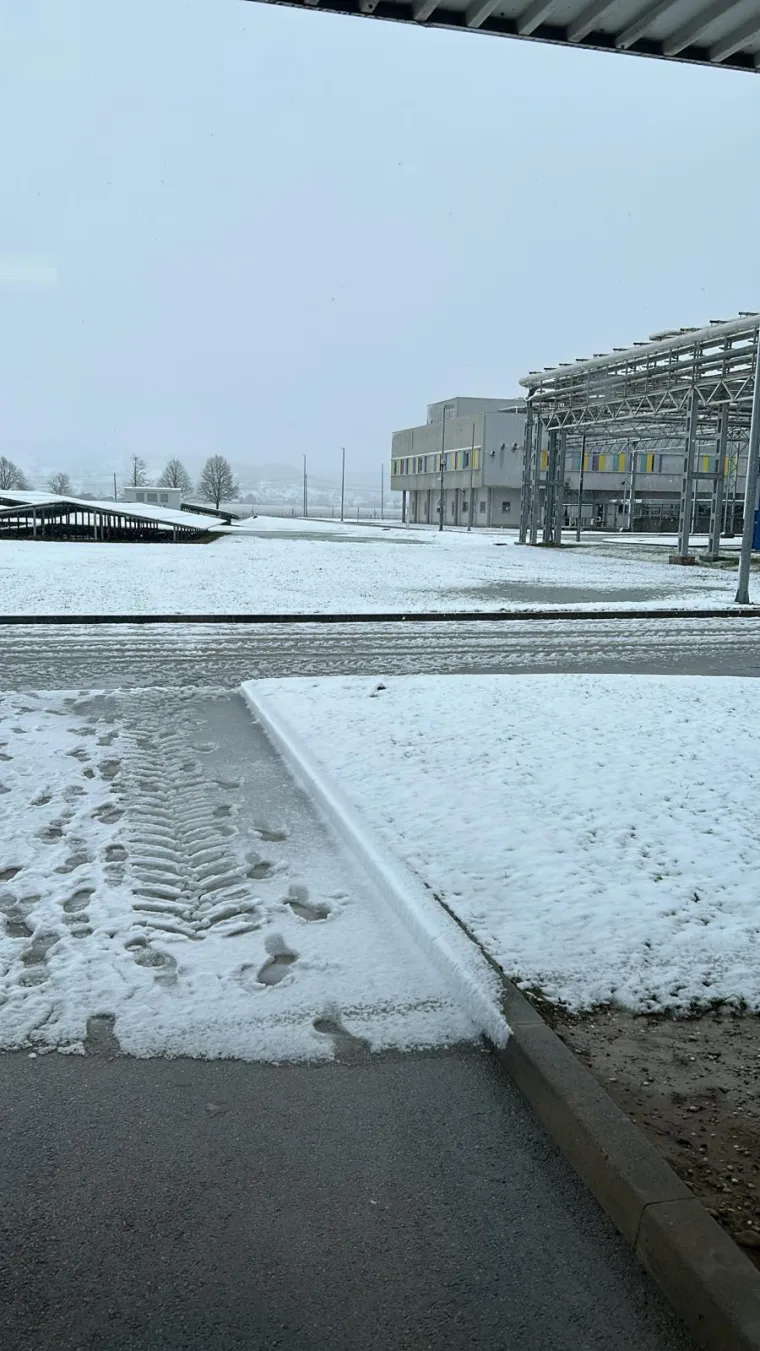 Desetak centimetara snijega palo na sjeveru Hrvatske: 'Soli se i prema potrebi rali'