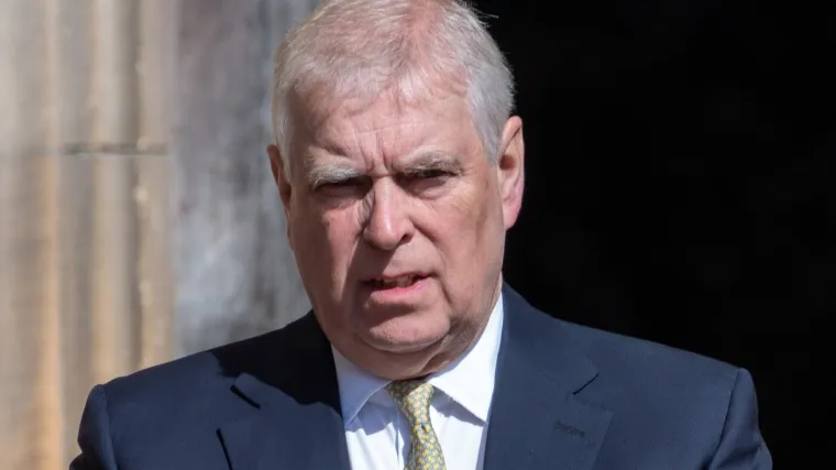 Vijest koja je &scaron;okirala svijet! Objavljena fotografija biv&scaron;eg princa Andrewa nakon &scaron;to je uhićen