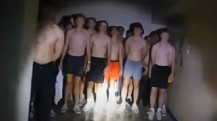 Policija u podrumu prona&scaron;la 56 polugolih mladića, &scaron;okantnije od toga bilo je - obja&scaron;njenje