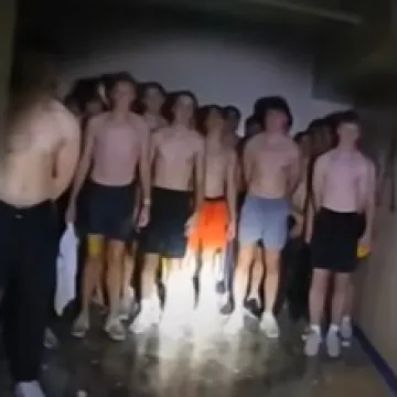 Policija u podrumu prona&scaron;la 56 polugolih mladića, &scaron;okantnije od toga bilo je - obja&scaron;njenje