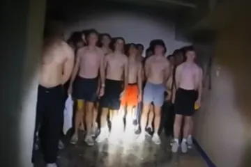 Policija u podrumu prona&scaron;la 56 polugolih mladića, &scaron;okantnije od toga bilo je - obja&scaron;njenje