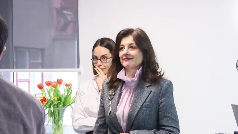 Kraljica bezvremenskog stila: Sanja Musić Milanović pokazala kako učiniti sivo odijelo upečatljivim