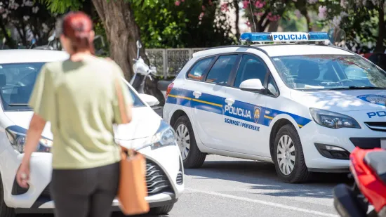 Dečko (17) motociklom poku&scaron;ao pregaziti policajca pa mu tri puta nudio mito od tisuću eura