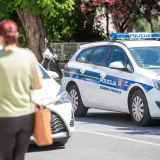 Dečko (17) motociklom poku&scaron;ao pregaziti policajca pa mu tri puta nudio mito od tisuću eura