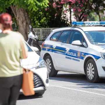 Dečko (17) motociklom poku&scaron;ao pregaziti policajca pa mu tri puta nudio mito od tisuću eura