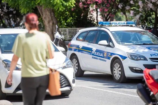 Dečko (17) motociklom poku&scaron;ao pregaziti policajca pa mu tri puta nudio mito od tisuću eura