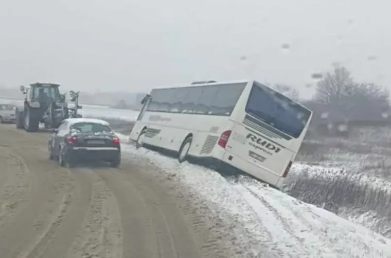 Kaos u Međimurju zbog snijega: S ceste izletio i autobus pun djece, do&scaron;lo i do drugog incidenta