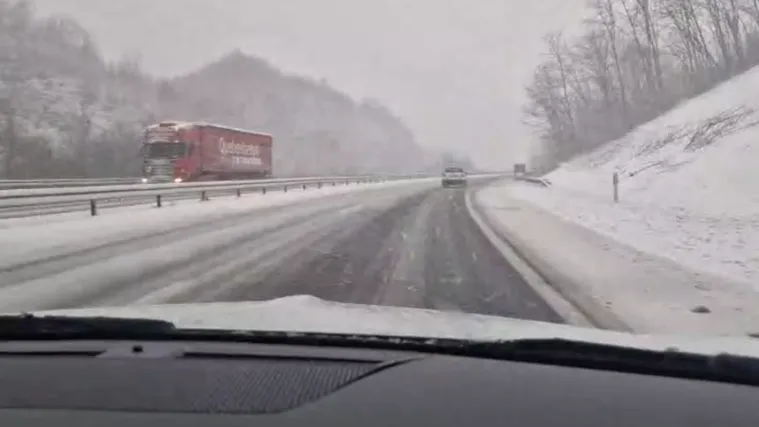 Pogledajte snježni kaos na sjeveru Hrvatske: 'Toliko sporo vozimo da nas je &scaron;leper prestigao'
