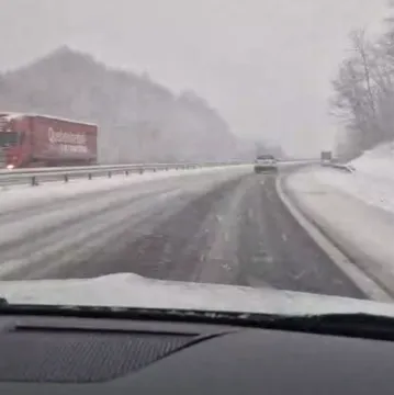 Pogledajte snježni kaos na sjeveru Hrvatske: 'Toliko sporo vozimo da nas je &scaron;leper prestigao'