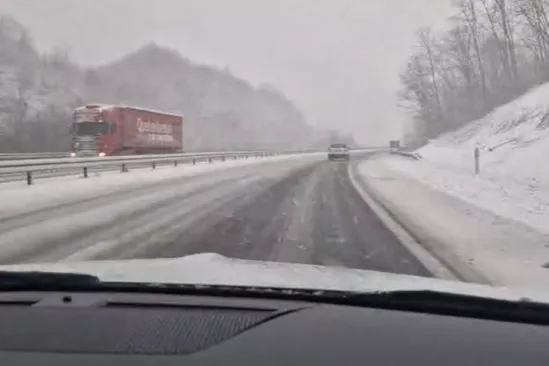 Pogledajte snježni kaos na sjeveru Hrvatske: 'Toliko sporo vozimo da nas je &scaron;leper prestigao'