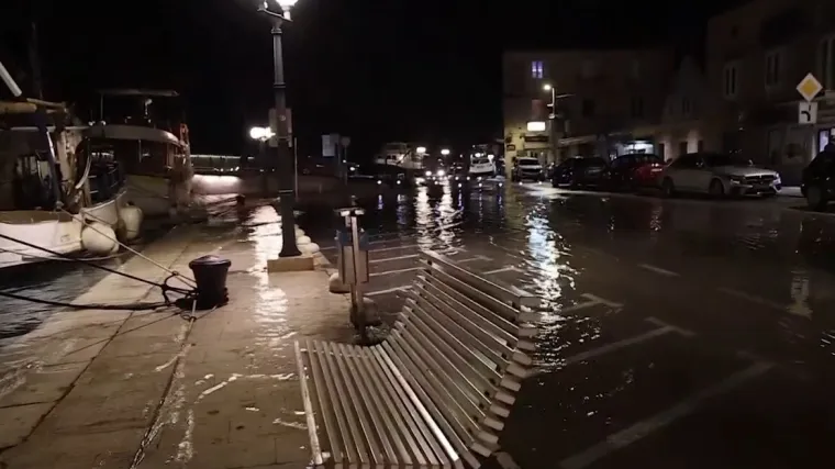 Dalmacija u borbi s morem! Vatrogasac: 'Stalno smo pod vodom, ljudi vi&scaron;e i ne zovu'