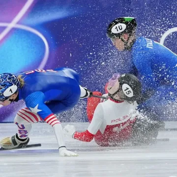 Stra&scaron;ne scene: Bri&scaron;e se krv s leda, klizaljka joj prerezala lice, dvorana zanijemila
