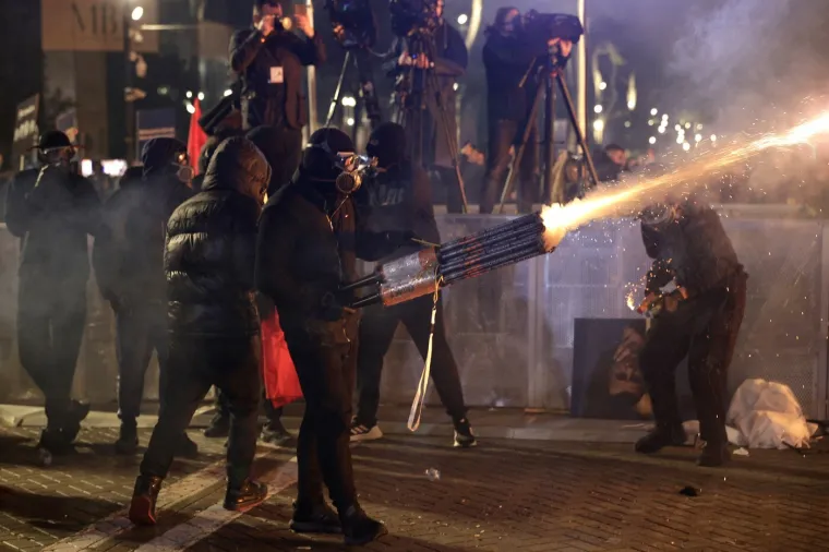 Optužbe za korupciju izazvale sukobe između policije i prosvjednika: 'Rami su dani odbrojani'