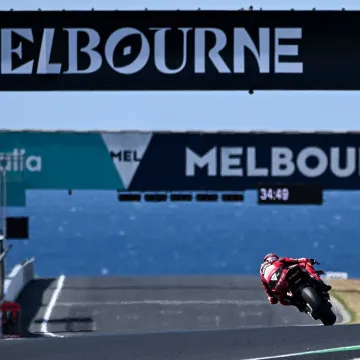 Bulega pobjednik prve utrke u Superbikeu: Talijani dominirali u nezapamćenoj ludnici