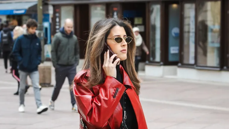 Usred sivila zablistala u vatreno crvenom kaputu: Poznata brineta oživjela riječko Korzo