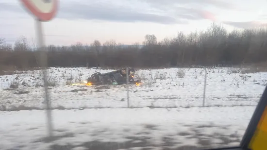 Horor na A2! Auto zavr&scaron;io na krovu: Vozač i putnica prevezeni u zabočku bolnicu