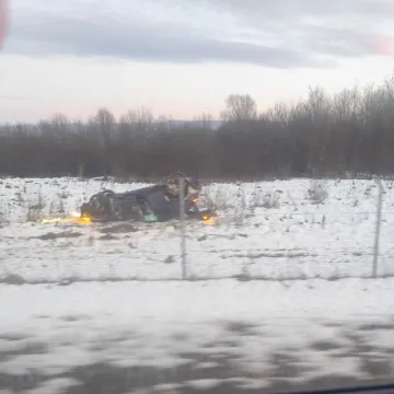 Horor na A2! Auto zavr&scaron;io na krovu: Vozač i putnica prevezeni u zabočku bolnicu