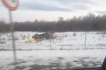 Horor na A2! Auto zavr&scaron;io na krovu: Vozač i putnica prevezeni u zabočku bolnicu