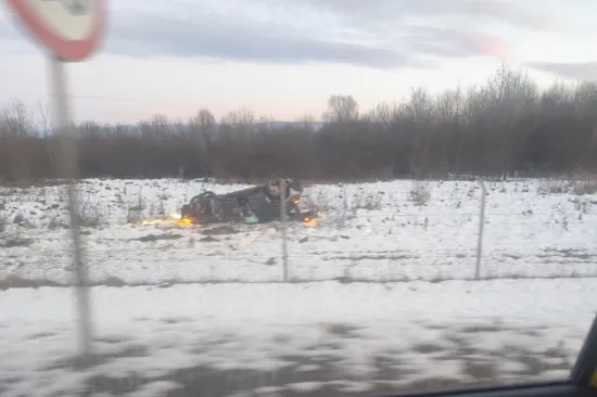 Horor na A2! Auto zavr&scaron;io na krovu: Vozač i putnica prevezeni u zabočku bolnicu