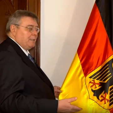 Zemlja reda, discipline i preciznosti: Otkrili smo tko smije koristiti zastavu s orlom