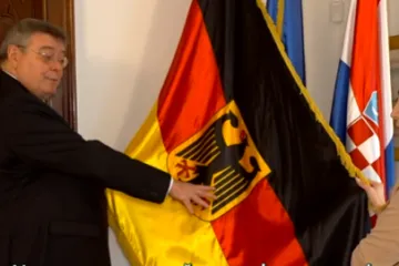 Zemlja reda, discipline i preciznosti: Otkrili smo tko smije koristiti zastavu s orlom