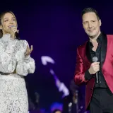 Tko je pjevačica koja je odu&scaron;evila Arenu? Bila u vezi s kolegom, a danas ljubi zgodnog policajca