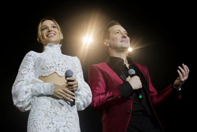 Tko je pjevačica koja je odu&scaron;evila Arenu? Bila u vezi s kolegom, a danas ljubi zgodnog policajca