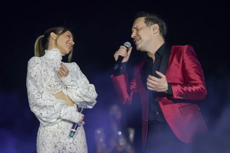 Tko je pjevačica koja je odu&scaron;evila Arenu? Bila u vezi s kolegom, a danas ljubi zgodnog policajca