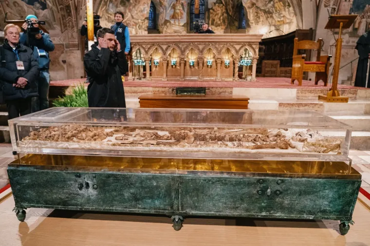Relikvije svetog Franje Asi&scaron;kog prvi put javno izložili! Želi ga vidjeti skoro pola milijuna ljudi