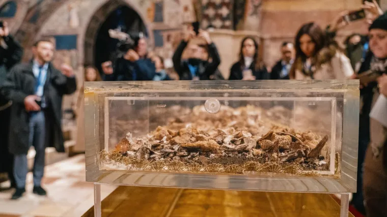 Relikvije svetog Franje Asi&scaron;kog prvi put javno izložili! Želi ga vidjeti skoro pola milijuna ljudi
