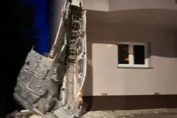 Zabio se autom u kuću usred noći pa od&scaron;etao! Pogledajte &scaron;tetu koja je nastala