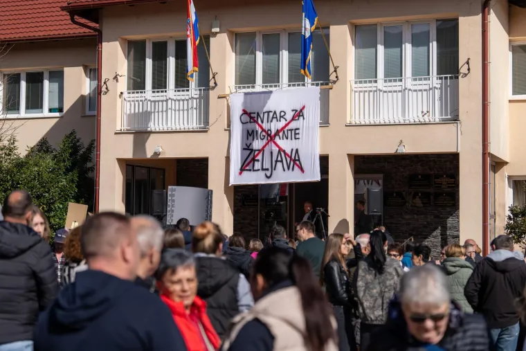 Nakon Banovine ustala i Lika! Žestok prosvjed protiv MUP-a u Korenici: 'Gdje su ti migranti!?'