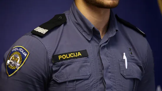 Kaos kod Karlovaca! Policajac pijan sletio s ceste pa uletio u dvori&scaron;te umirovljenici