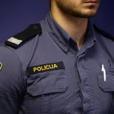 Kaos kod Karlovaca! Policajac pijan sletio s ceste pa uletio u dvori&scaron;te umirovljenici