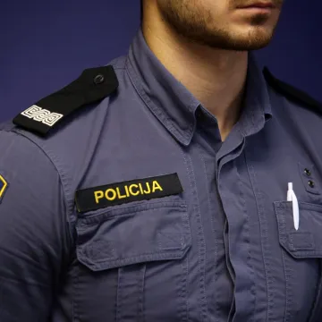 Kaos kod Karlovaca! Policajac pijan sletio s ceste pa uletio u dvori&scaron;te umirovljenici