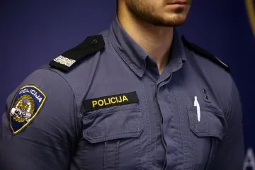 Kaos kod Karlovaca! Policajac pijan sletio s ceste pa uletio u dvori&scaron;te umirovljenici