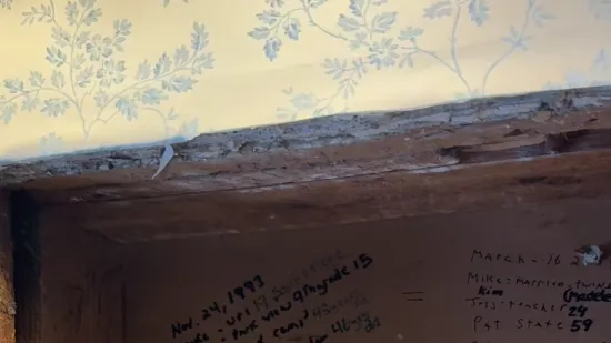 Jezivo otkriće: Renovirali su kupaonicu, pa ispod tapeta prona&scaron;li poruku koja ih je prestravila