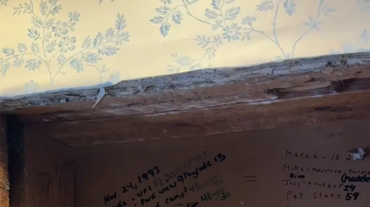 Jezivo otkriće: Renovirali su kupaonicu, pa ispod tapeta prona&scaron;li poruku koja ih je prestravila