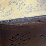 Jezivo otkriće: Renovirali su kupaonicu, pa ispod tapeta prona&scaron;li poruku koja ih je prestravila