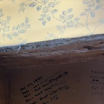 Jezivo otkriće: Renovirali su kupaonicu, pa ispod tapeta prona&scaron;li poruku koja ih je prestravila