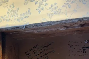 Jezivo otkriće: Renovirali su kupaonicu, pa ispod tapeta prona&scaron;li poruku koja ih je prestravila